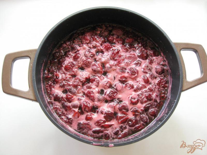 Фото приготовление рецепта: Варенье из малины и вишни без косточек шаг №6