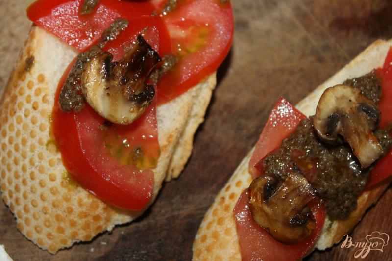Фото приготовление рецепта: Бутерброды с грибами, сыром и песто шаг №3