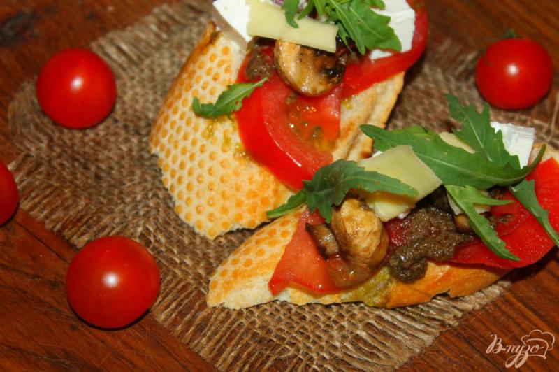 Фото приготовление рецепта: Бутерброды с грибами, сыром и песто шаг №5