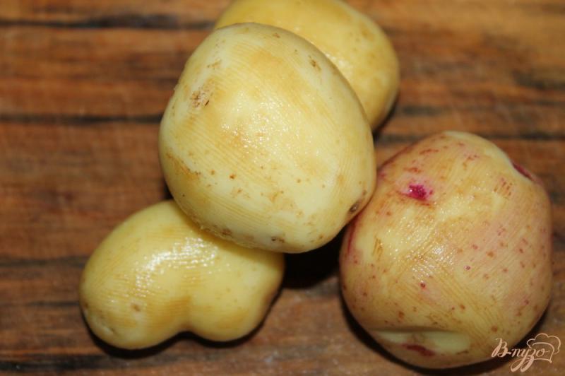 Фото приготовление рецепта: Молодой картофель с баклажанами и песто шаг №1