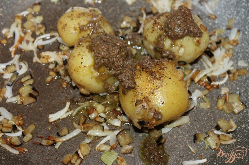 Фото приготовление рецепта: Молодой картофель с баклажанами и песто шаг №5