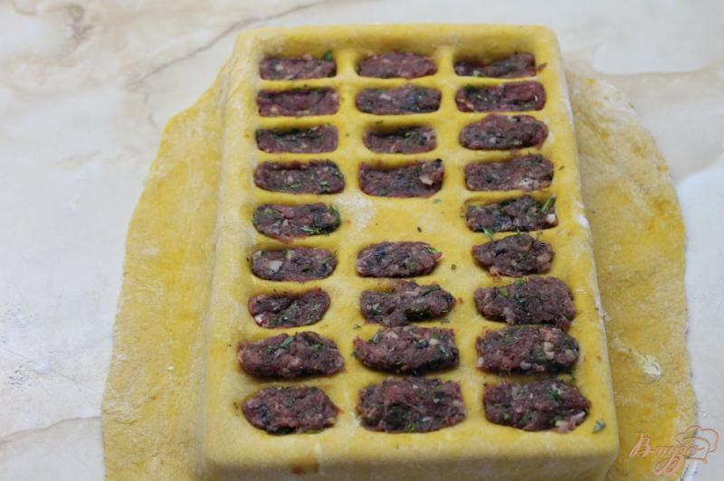 Фото приготовление рецепта: « Аля равиоли » с мясом и базиликом шаг №6