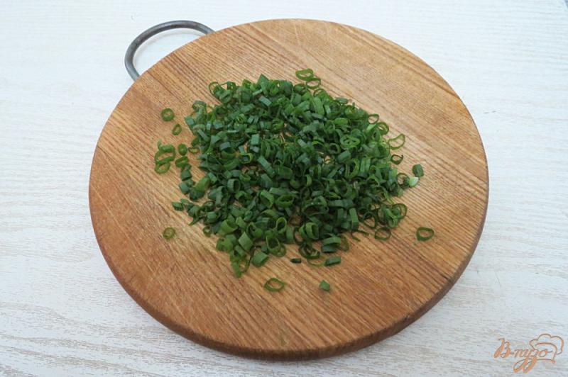 Фото приготовление рецепта: Сметанный соус с зеленью и чесноком (к молодому картофелю) шаг №2