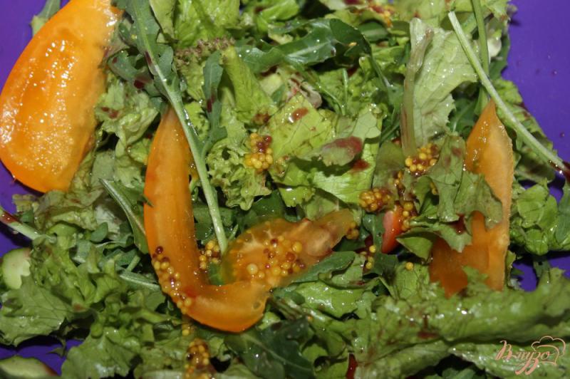 Фото приготовление рецепта: Рыбный салат с овощами и пармезаном шаг №3