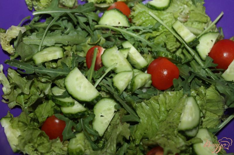 Фото приготовление рецепта: Рыбный салат с овощами и пармезаном шаг №2