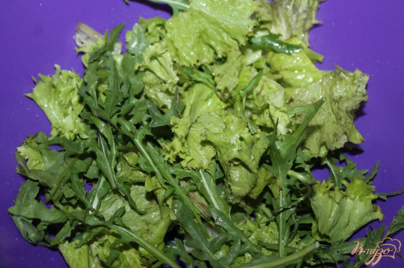 Фото приготовление рецепта: Рыбный салат с овощами и пармезаном шаг №1