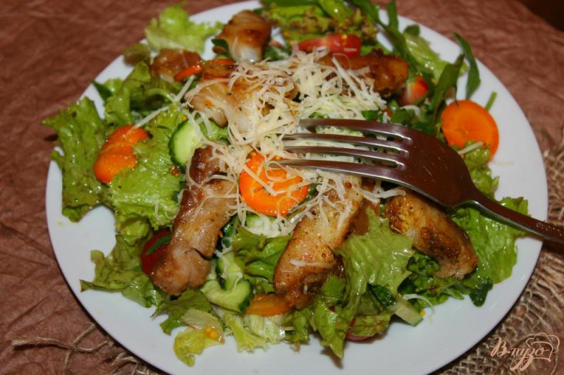 Фото приготовление рецепта: Рыбный салат с овощами и пармезаном шаг №7