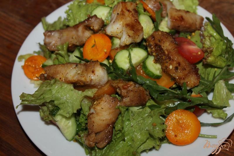 Фото приготовление рецепта: Рыбный салат с овощами и пармезаном шаг №6