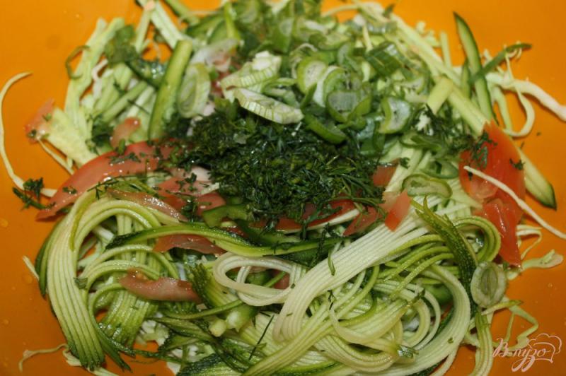 Фото приготовление рецепта: Салат из капусты с помидорами и кабачками шаг №4