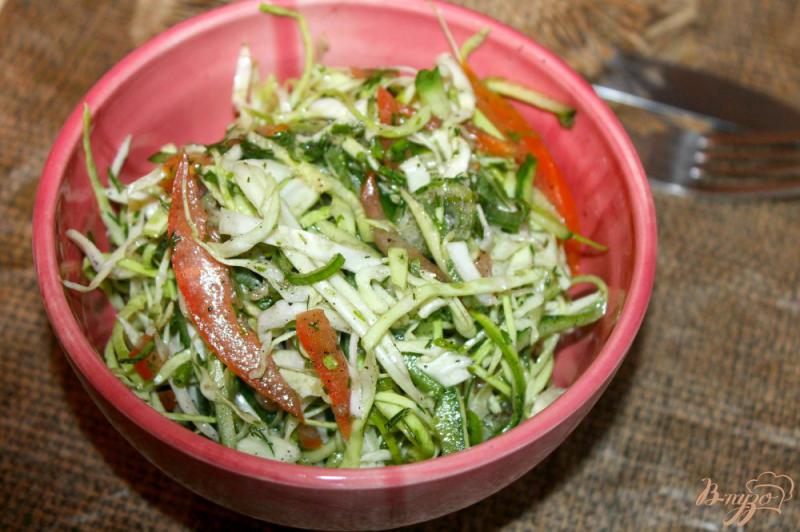 Фото приготовление рецепта: Салат из капусты с помидорами и кабачками шаг №5