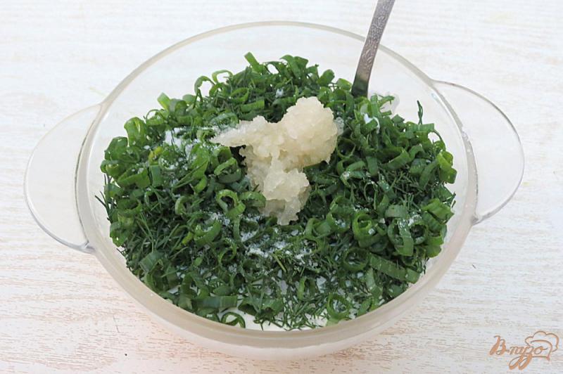 Фото приготовление рецепта: Сметанный соус с зеленью и чесноком (к молодому картофелю) шаг №6