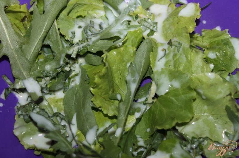 Фото приготовление рецепта: Салат с клубникой под мятно - йогуртовой заправкой шаг №4