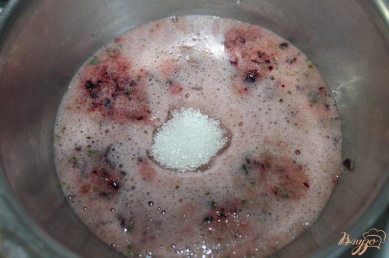 Фото приготовление рецепта: Смородиновый соус с мятой и имбирем шаг №4