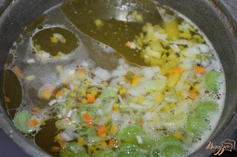 Фото приготовление рецепта: Суп со шпинатом и мясными фрикадельками шаг №3