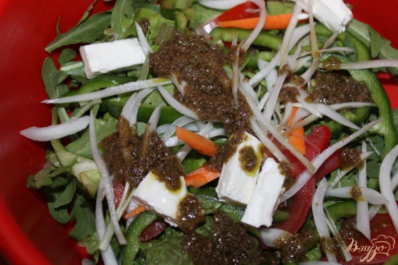 Фото приготовление рецепта: Овощной салат с фетой и песто шаг №5