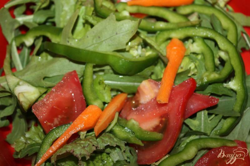 Фото приготовление рецепта: Овощной салат с фетой и песто шаг №3