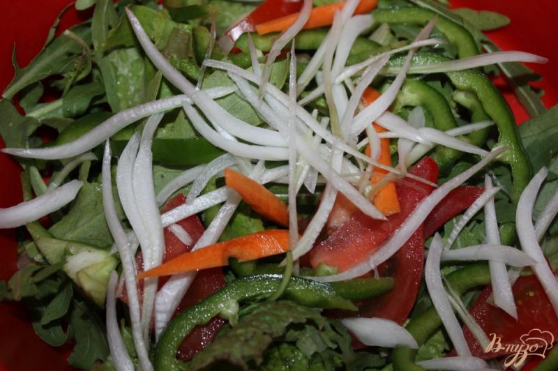 Фото приготовление рецепта: Овощной салат с фетой и песто шаг №4