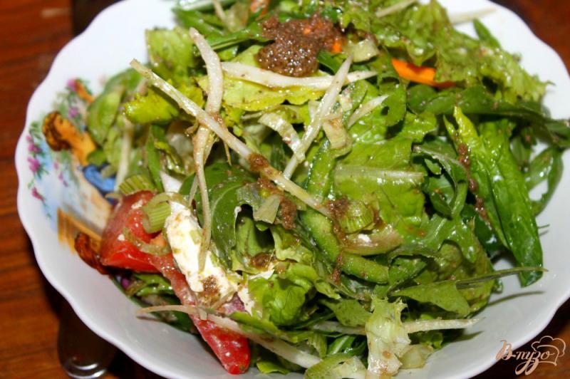 Фото приготовление рецепта: Овощной салат с фетой и песто шаг №6