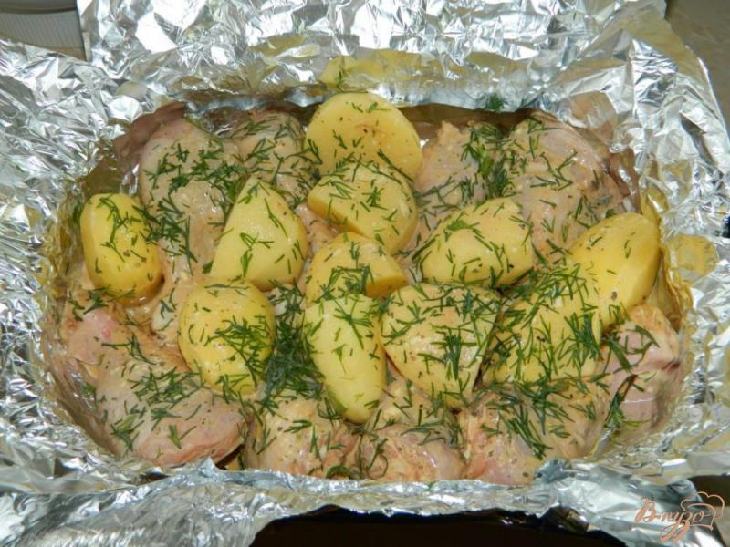Фото приготовление рецепта: Куриный голени, запеченные с картофелем шаг №4