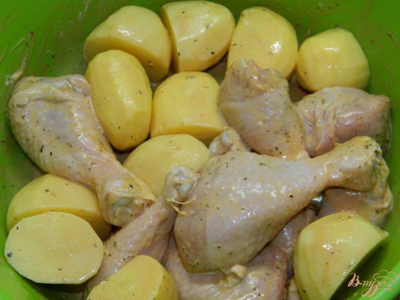 Фото приготовление рецепта: Куриный голени, запеченные с картофелем шаг №3