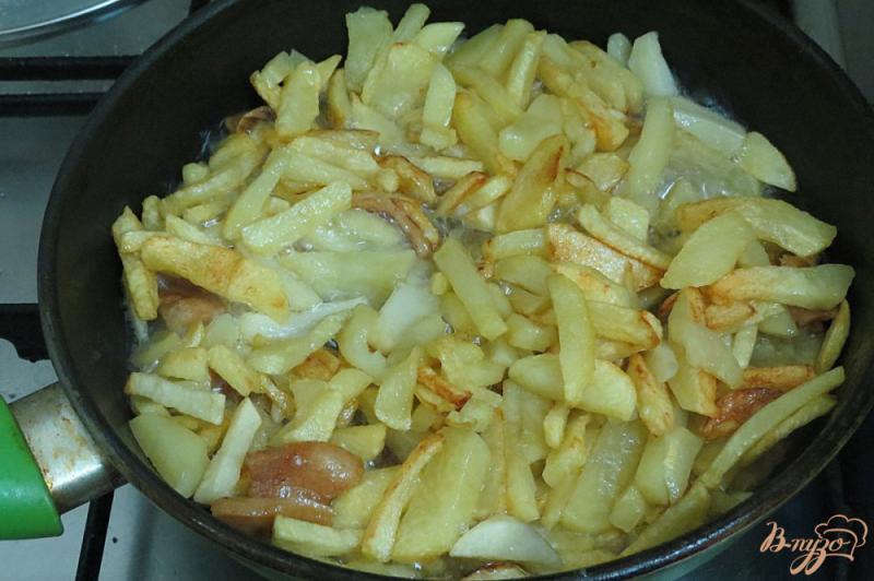 Фото приготовление рецепта: Картофель жареный на сале с сосисками шаг №5