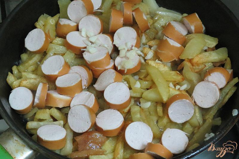 Фото приготовление рецепта: Картофель жареный на сале с сосисками шаг №6