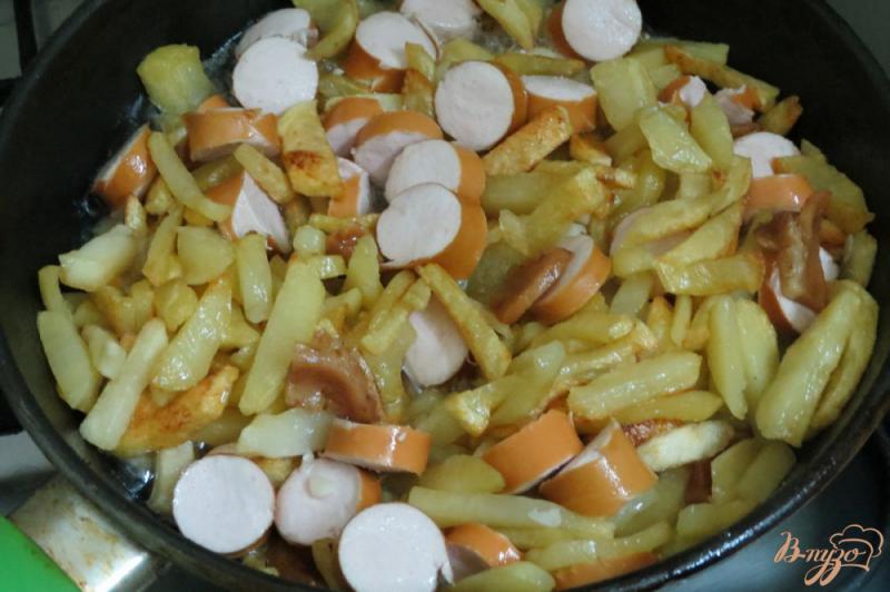 Фото приготовление рецепта: Картофель жареный на сале с сосисками шаг №7
