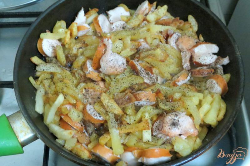 Фото приготовление рецепта: Картофель жареный на сале с сосисками шаг №8
