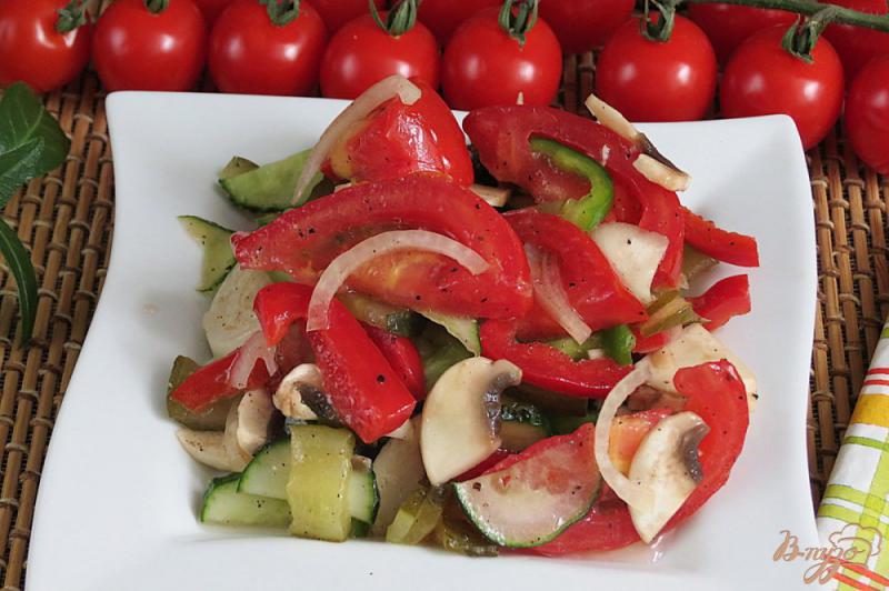 Фото приготовление рецепта: Салат овощной с грибами шаг №9
