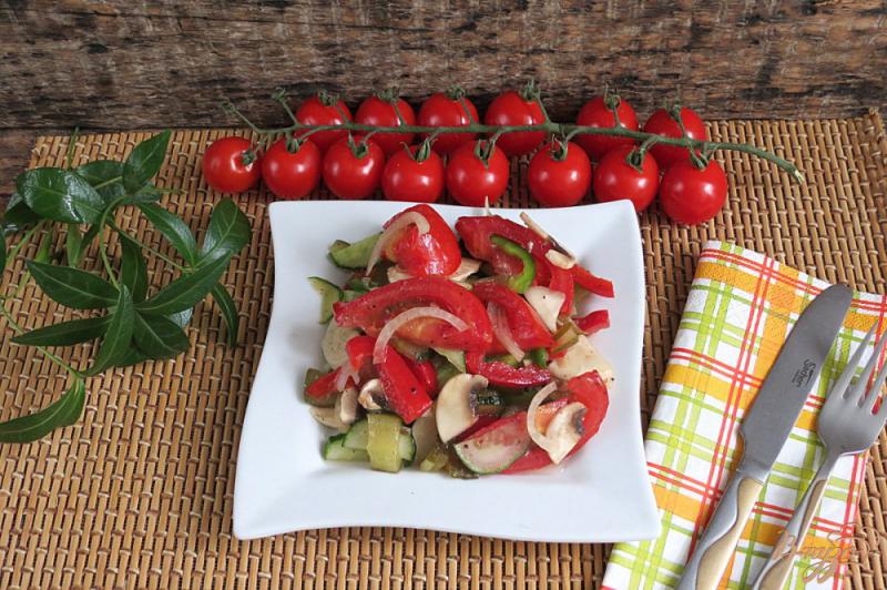 Фото приготовление рецепта: Салат овощной с грибами шаг №10