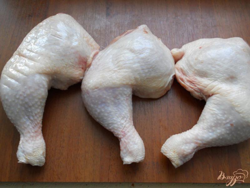 Фото приготовление рецепта: Куриные окорочка с овощами и грибами под сырно-сливочным соусом в духовке шаг №1
