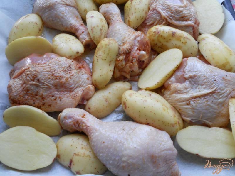 Фото приготовление рецепта: Куриные окорочка с овощами и грибами под сырно-сливочным соусом в духовке шаг №3