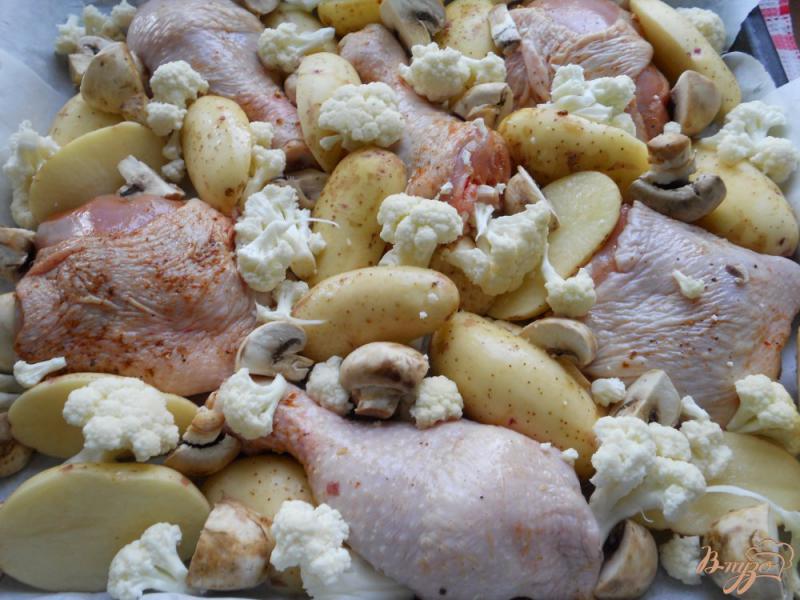 Фото приготовление рецепта: Куриные окорочка с овощами и грибами под сырно-сливочным соусом в духовке шаг №4