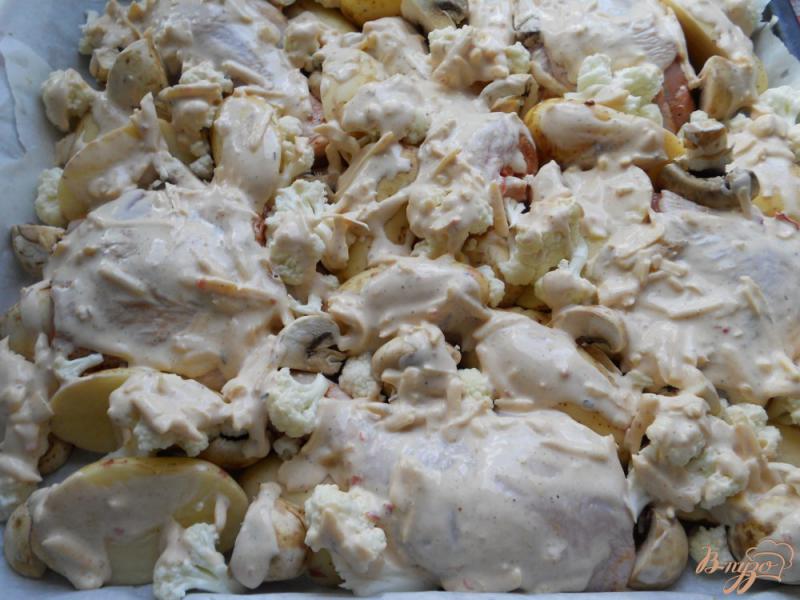 Фото приготовление рецепта: Куриные окорочка с овощами и грибами под сырно-сливочным соусом в духовке шаг №7