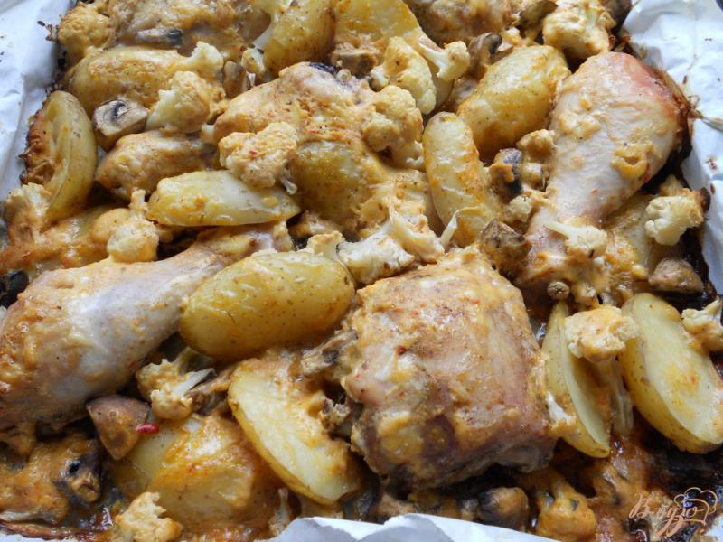 Фото приготовление рецепта: Куриные окорочка с овощами и грибами под сырно-сливочным соусом в духовке шаг №8