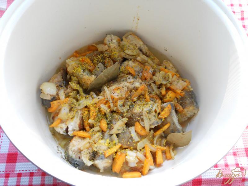 Фото приготовление рецепта: Хек с луком и морковью в мультиварке шаг №4