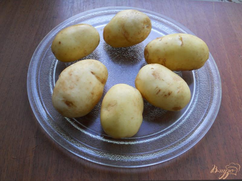 Фото приготовление рецепта: Молодой картофель с маслом и сыром в микроволновке шаг №2