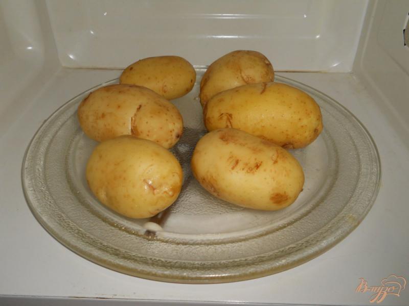 Фото приготовление рецепта: Молодой картофель с маслом и сыром в микроволновке шаг №3