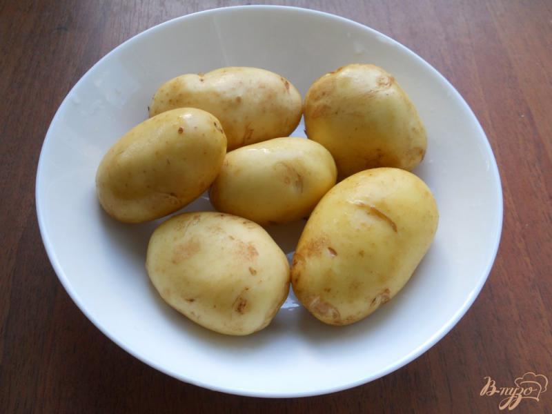 Фото приготовление рецепта: Молодой картофель с маслом и сыром в микроволновке шаг №1