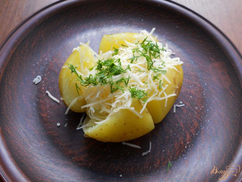 Фото приготовление рецепта: Молодой картофель с маслом и сыром в микроволновке шаг №6