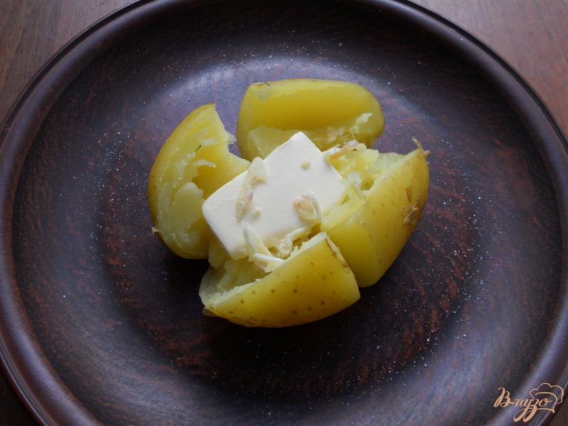 Фото приготовление рецепта: Молодой картофель с маслом и сыром в микроволновке шаг №5