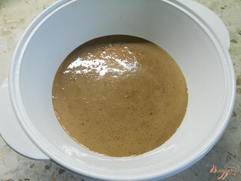 Фото приготовление рецепта: Шоколадный бисквит в микроволновке шаг №4