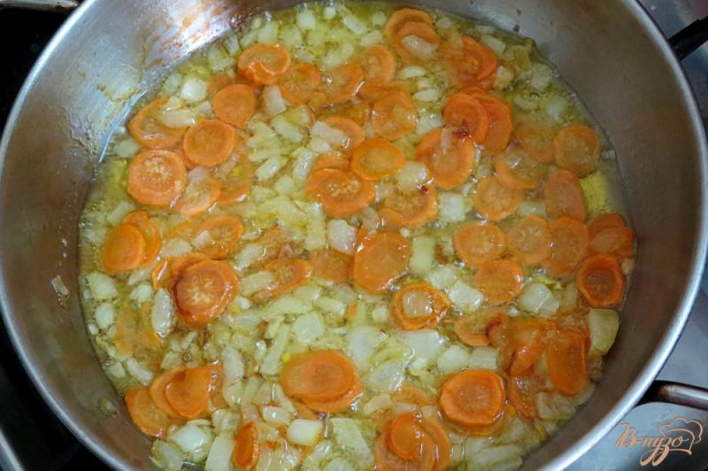 Фото приготовление рецепта: Суп с сушеными грибами и плавленым сыром шаг №6