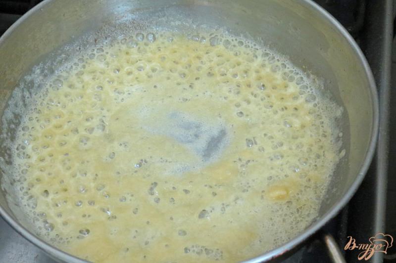Фото приготовление рецепта: Соус сливочный со шпинатом шаг №4