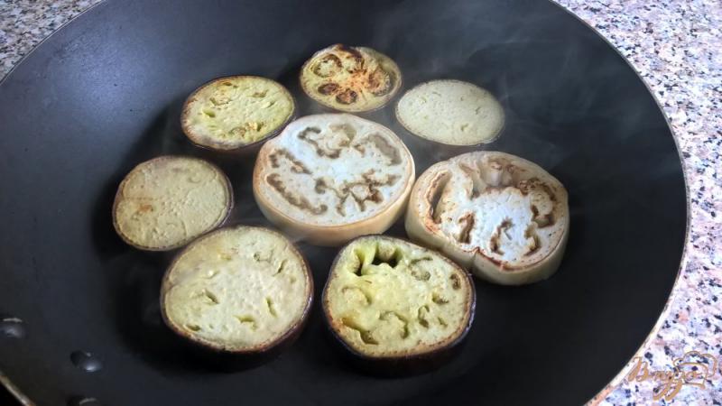 Фото приготовление рецепта: Башенки из баклажанов с брынзой шаг №3