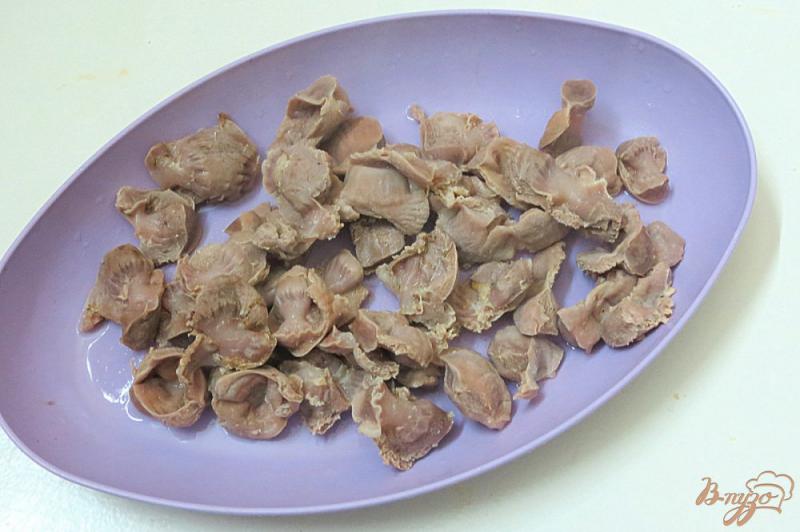 Фото приготовление рецепта: Куриные желудки с грибами в томатно-сметанном соусе шаг №2