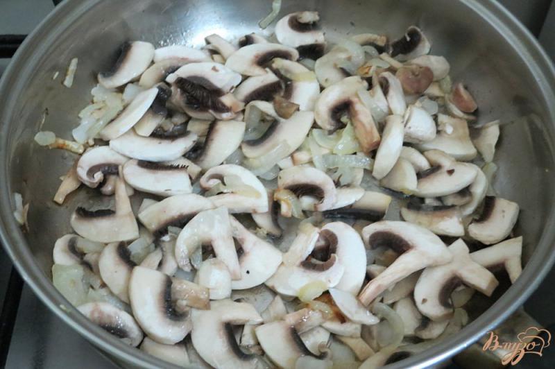 Фото приготовление рецепта: Куриные желудки с грибами в томатно-сметанном соусе шаг №4