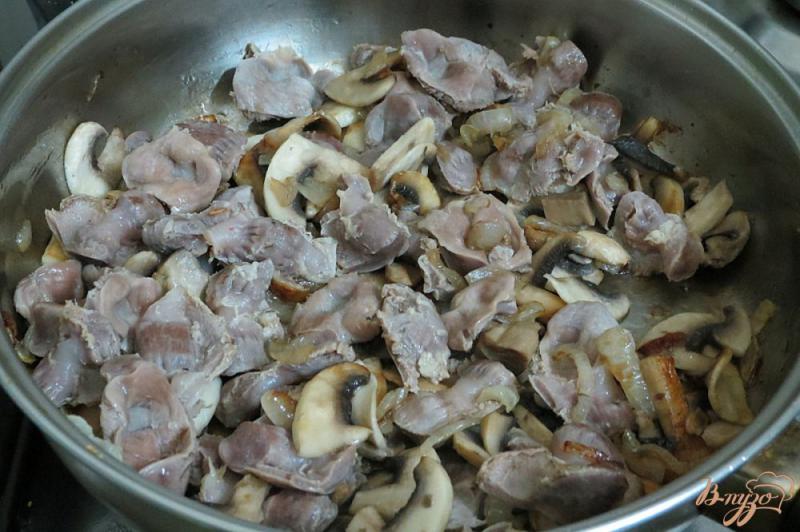 Фото приготовление рецепта: Куриные желудки с грибами в томатно-сметанном соусе шаг №5