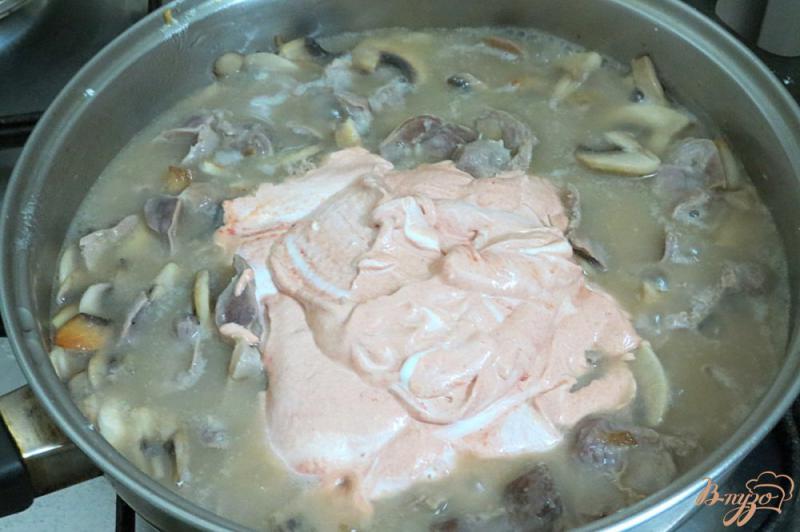 Фото приготовление рецепта: Куриные желудки с грибами в томатно-сметанном соусе шаг №7