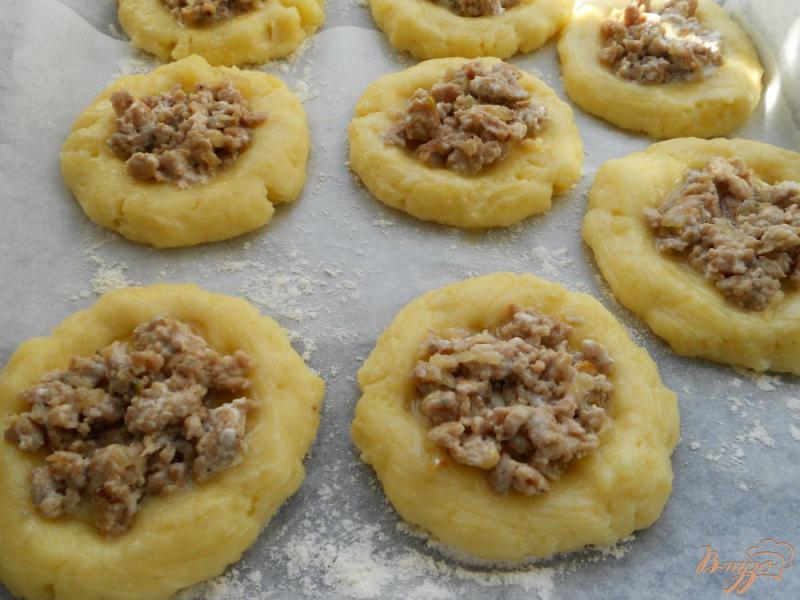 Фото приготовление рецепта: Картофельные лепешки с куриным фаршем и сыром шаг №4